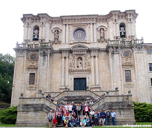 Posando ante la fachada de la iglesia del Monasterio de San Julián de Samos