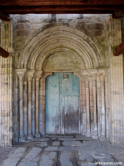 Puerta de la iglesia abacial de Ferrerira de Pallares