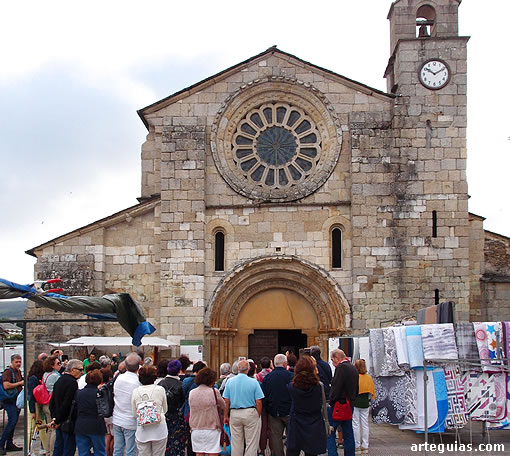 Mañana del domingo: Meira en plena de feria y nosotros visitando la iglesia del antiguo monasterio cisterciense