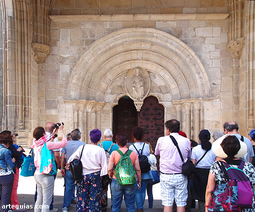 Delante de la portada románica del norte de la Catedral de Lugo