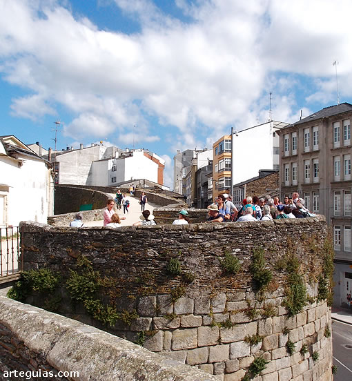 Sábado por la tarde: visita a Lugo. EN la imagen estábamos encima de la muralla romana