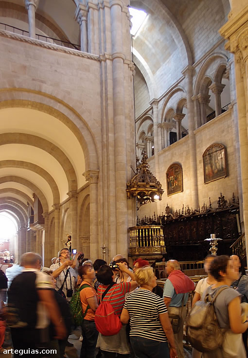 Explicaciones en el fastuoso interior de la catedral lucense