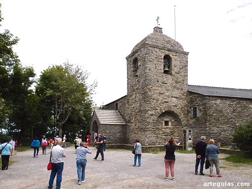 Llegada al santuario jacobeo de Santa María de O Cebreiro