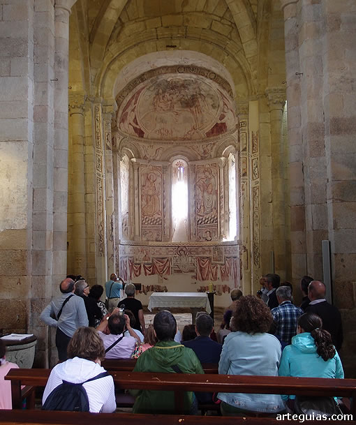 En el interior de la iglesia de Vilar de Donas