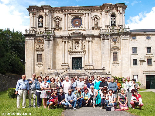 Foto de grupo en la tarde soleada del viernes ante la iglesia del Monasterio de Samos