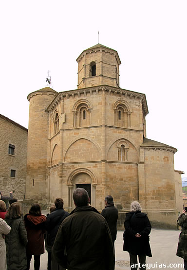 Admirando la elegancia de proporciones de la iglesia del Santo Sepulcro de Torres del Río