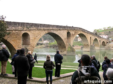 Magnífica estampa del puente románico del siglo XI en Puente la Reina