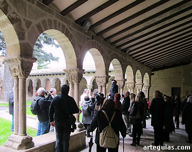 En el claustro románico de San Pedro de la Rúa