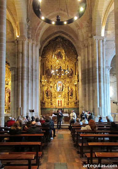Explicaciones en el interior de la iglesia de San Miguel
