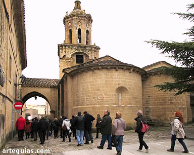 Llegada a Puente la Reina: iglesia del Crucifijo
