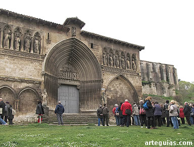 Admirando la calidad escultórica de la fachada norte del Santo Sepulcro de Estella