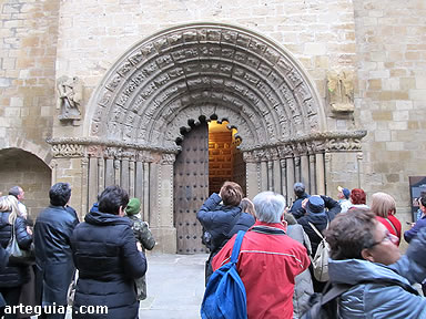 Ante la iglesia de Santiago, Puente la Reina
