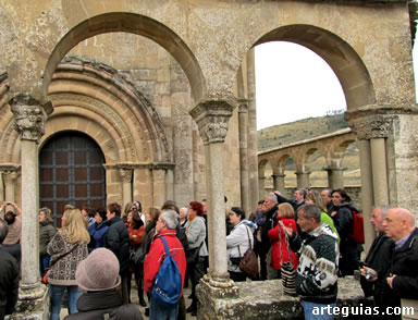 El grupo en su visita a Santa María de Eunate