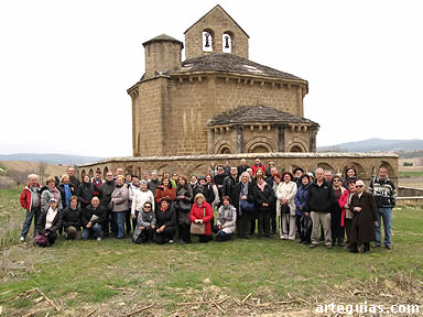 Imagen del grupo posando ante el misterioso templo de Eunate