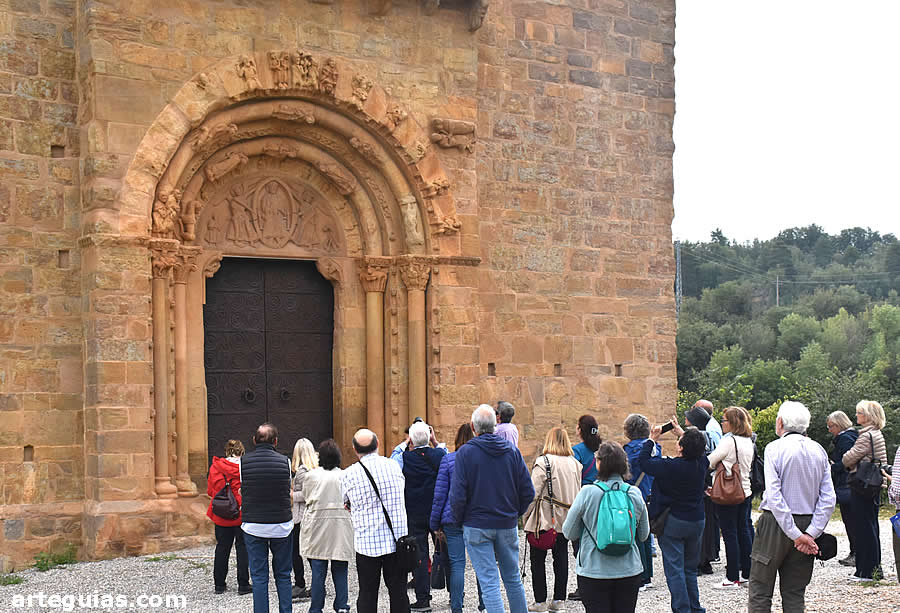Sábado por la mañana: puerta de la iglesia de Santa María de Covet