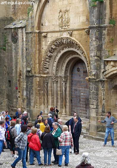 Ante la puerta de Santa María
