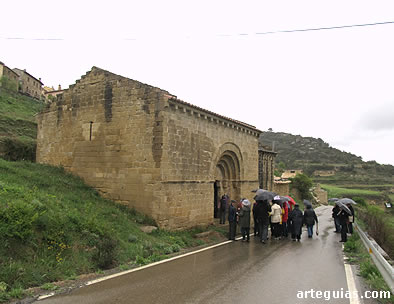 Ante la ermita de San Miguel