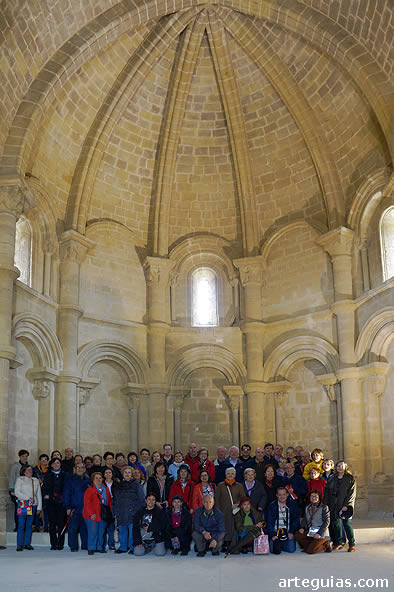 Foto de grupo en el espectacular ábside de San Gil