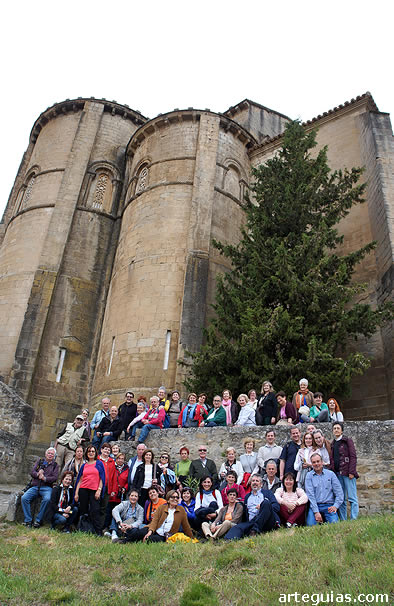 Posando ante la monumental cabecera de San Esteban de Sos