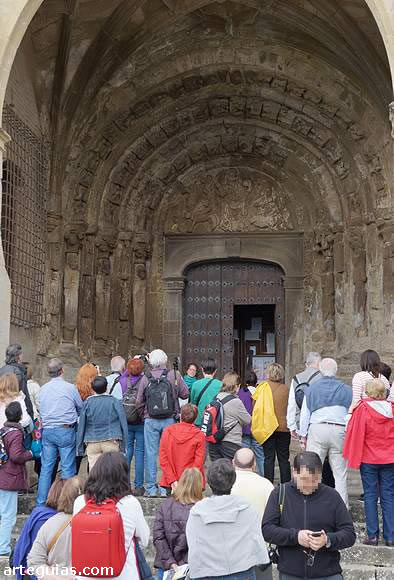 El viernes por la tarde en Sos del Rey Católico. Puerta de la iglesia de S. Esteban