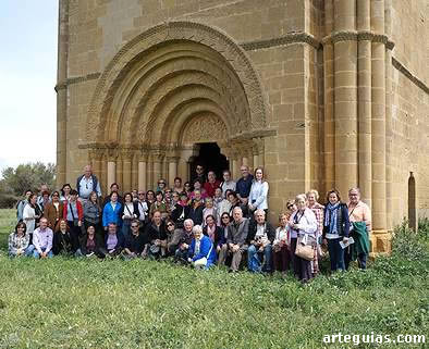 El grupo ante la iglesia de Puilampa (Sádaba)