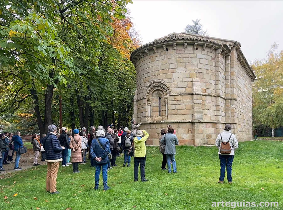 Iglesia de Villanueva de Río Pisuerga en un parque de Palencia