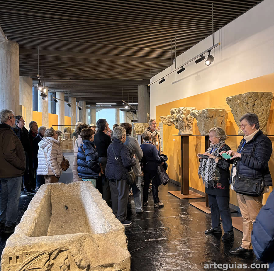 Explicaciones sobre los capiteles de Frómista en el Museo de Palencia