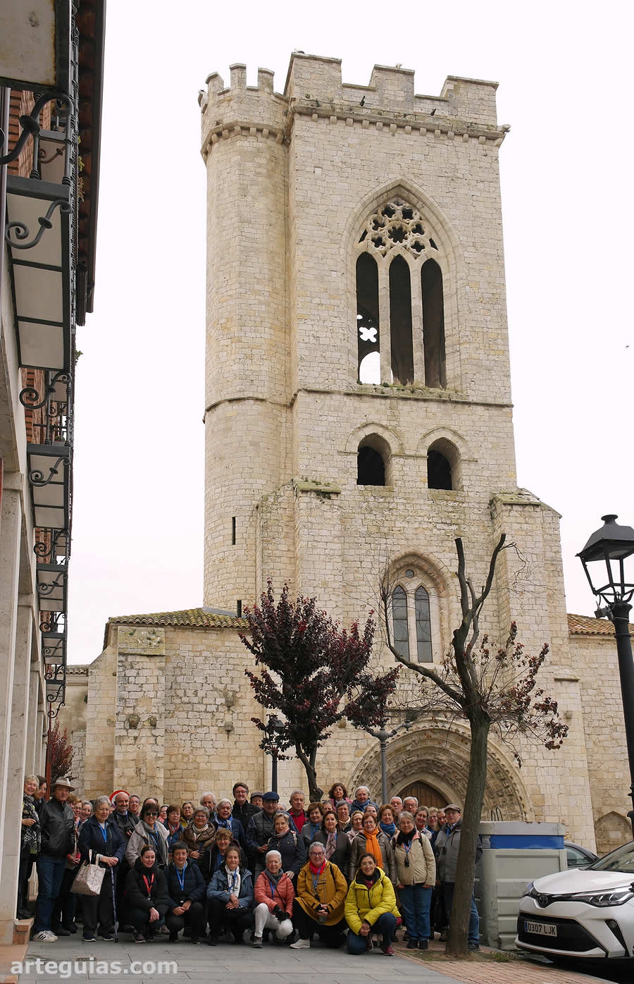 Foto de familia ante la emblemática torre campanario de la iglesia de San Miguel