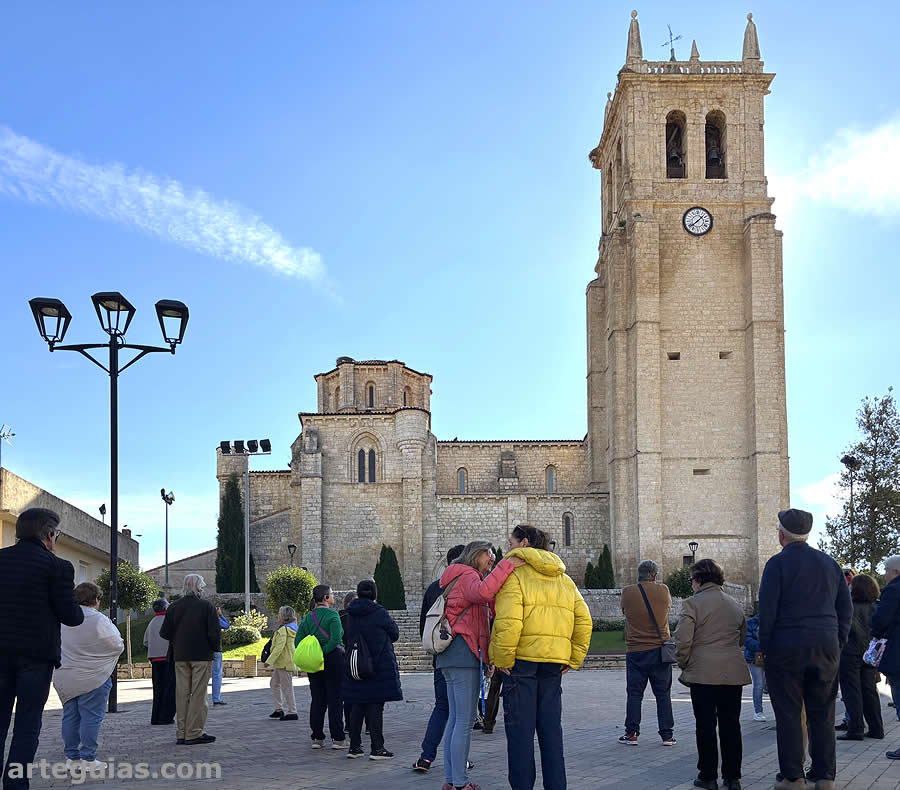 Ante la majestuosa iglesia de Santa María la Mayor de Villamuriel de Cerrato