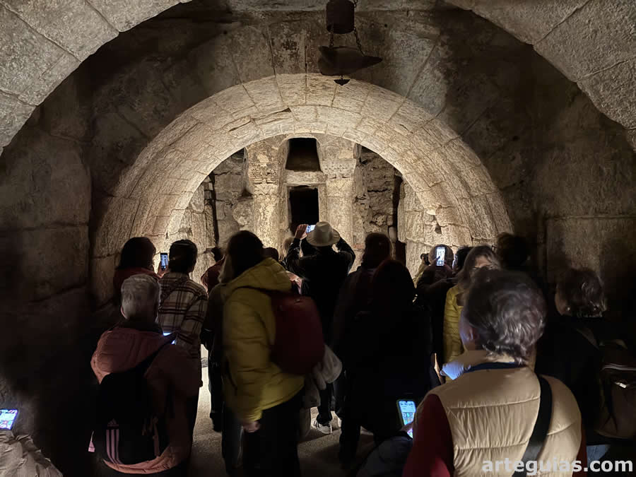 En la Cripta de San Antolín. Siglo VII d.C.