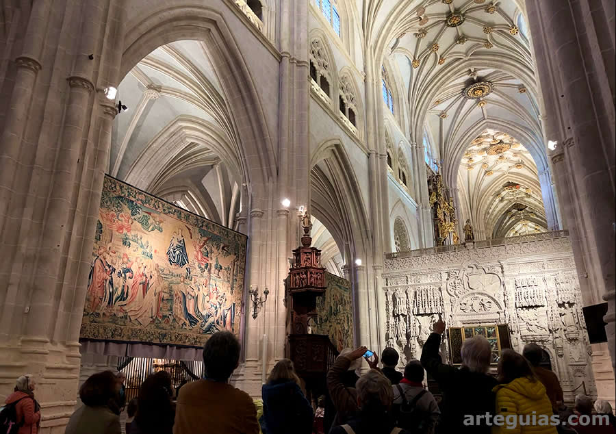 Admirando el elegante interior de la Catedral de Palencia