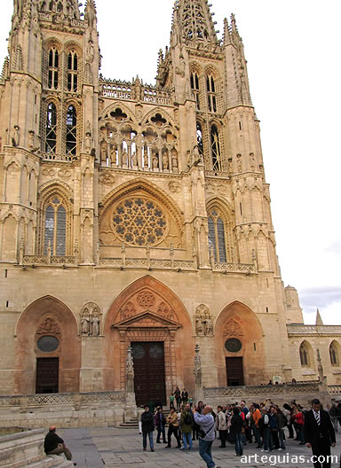 Ante la fachada occidental de la catedral
