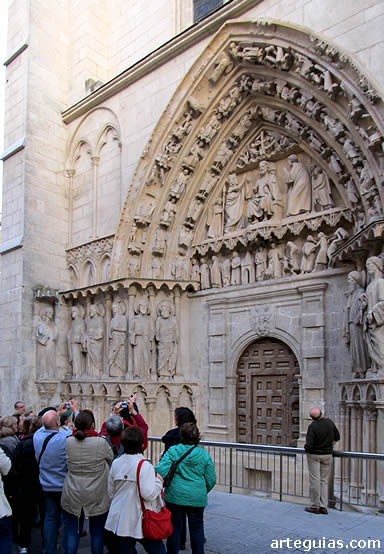 Tomando fotos de la Puerta de la Coronería
