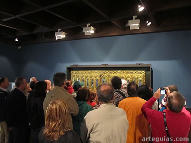 Admirando la Urna o Frontal de Silos en el Museo de Burgos