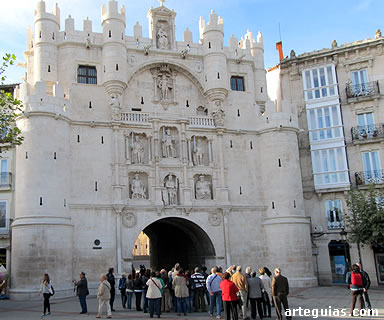Explicaciones sobre las estatuas del Arco de Santa María