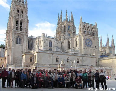 EL grupo posando al atardecer ante la Catedral de Burgos
