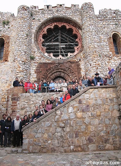 Foto de familia ante la espectacular iglesia del Sacro Convento de Calatrava la Nueva