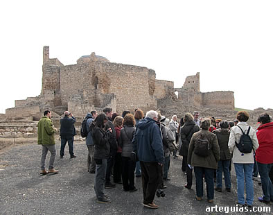 El grupo ante las ruinas de la fortificaci&oacute;n de Calatrava la Vieja