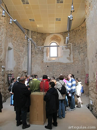 EL grupo en el interior de la iglesia de Calatrava la Vieja