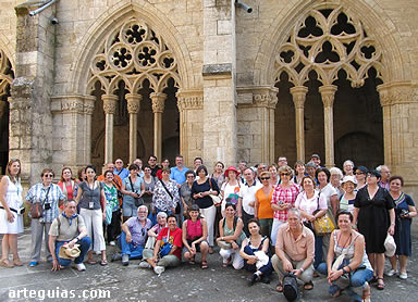 Imágen del grupo posando para la foto de familia en el interior del claustro de la Catedral de Ciudad Rodrigo