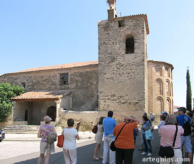 Explicaciones ante la iglesia de Santiago