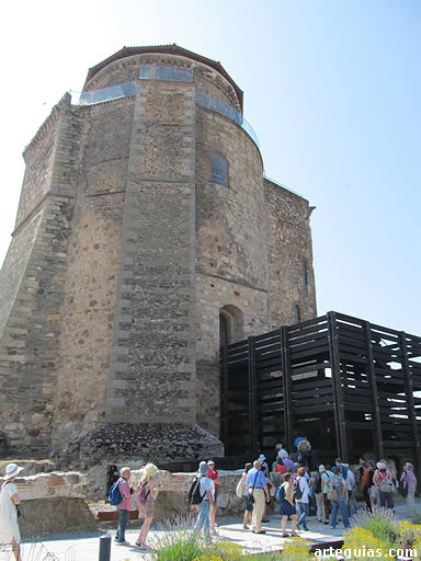 El grupo entra en el interior de la torre del castillo de Alba de Tormes