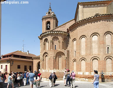 Nuestro grupo de acompañantes se dispone a entrar en la iglesia de San Juan