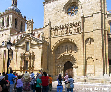 Uno de los platos fuertes de la visita a la catedral fue la Puerta de las Cadenas y su rebosante conjunto escultórico