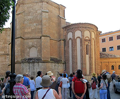 El grupo en la iglesia de San Pedro y San Isidoro
