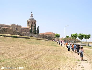 Camino del casco antiguo de Ciudad Rodrigo. Al fondo: la catedral
