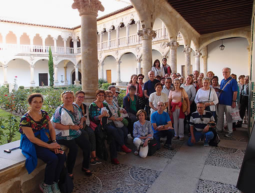 Imagen del grupo en el claustro del Convento de las Dominicas