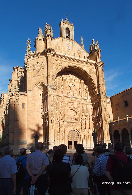 Atardecer dorado ante la fachada de la iglesia del Convento de San Esteban