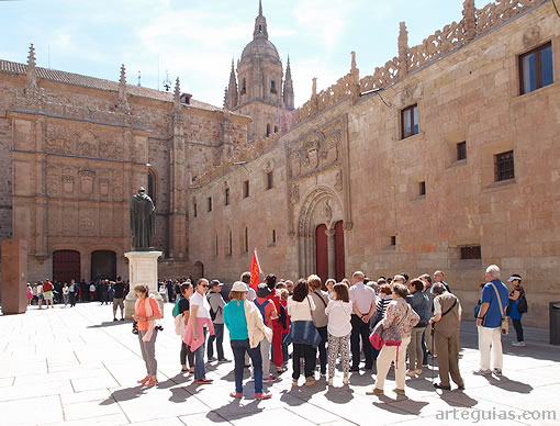 AL mediodía, nos acercamos a la Universidad