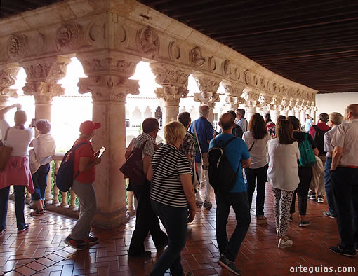 Admirando la fantasía de los capiteles y zapatas del piso superior. Convento de las Dueñas